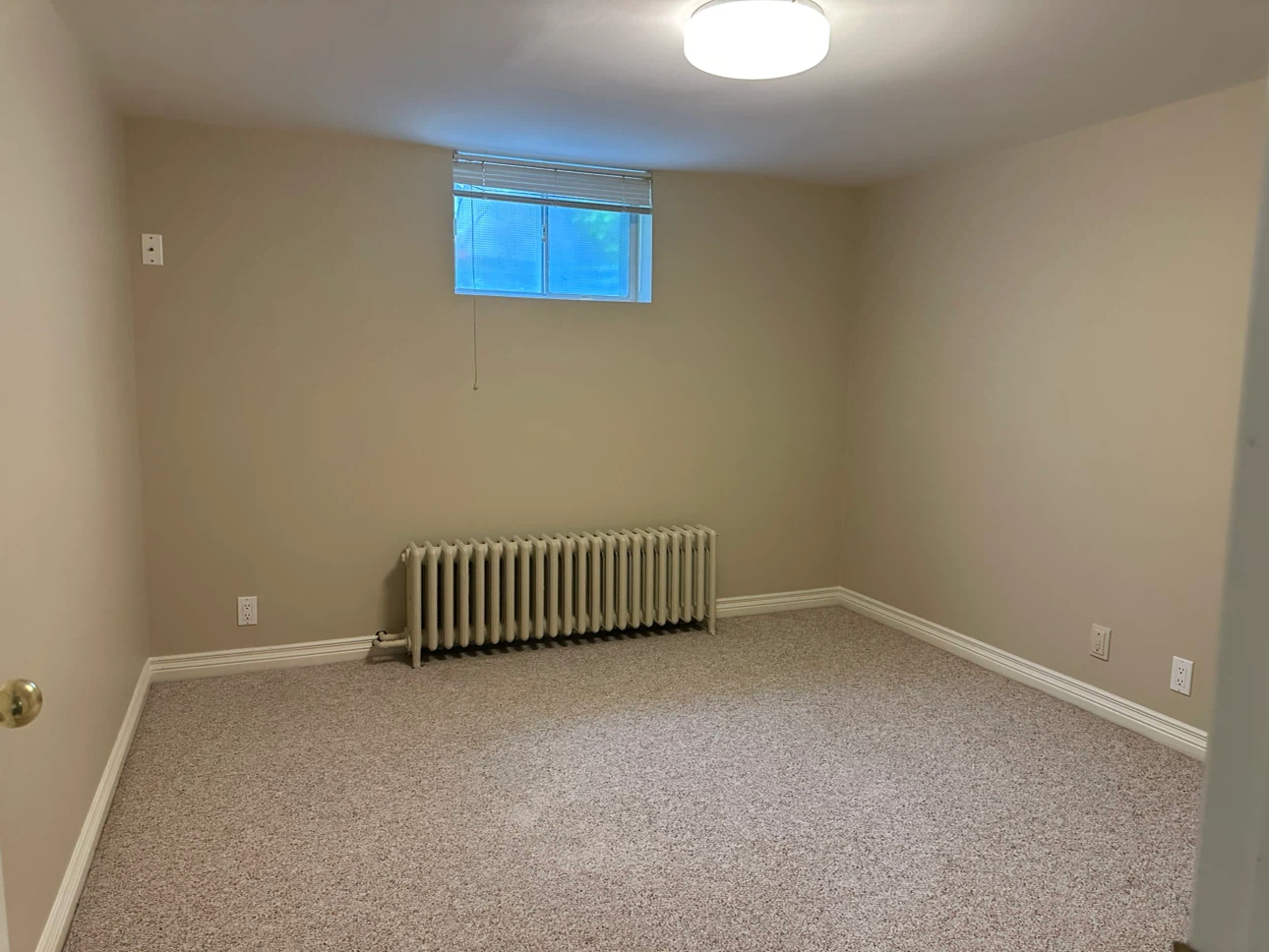 Basement apartment Bayview & St Clair - Leaside - photo 2