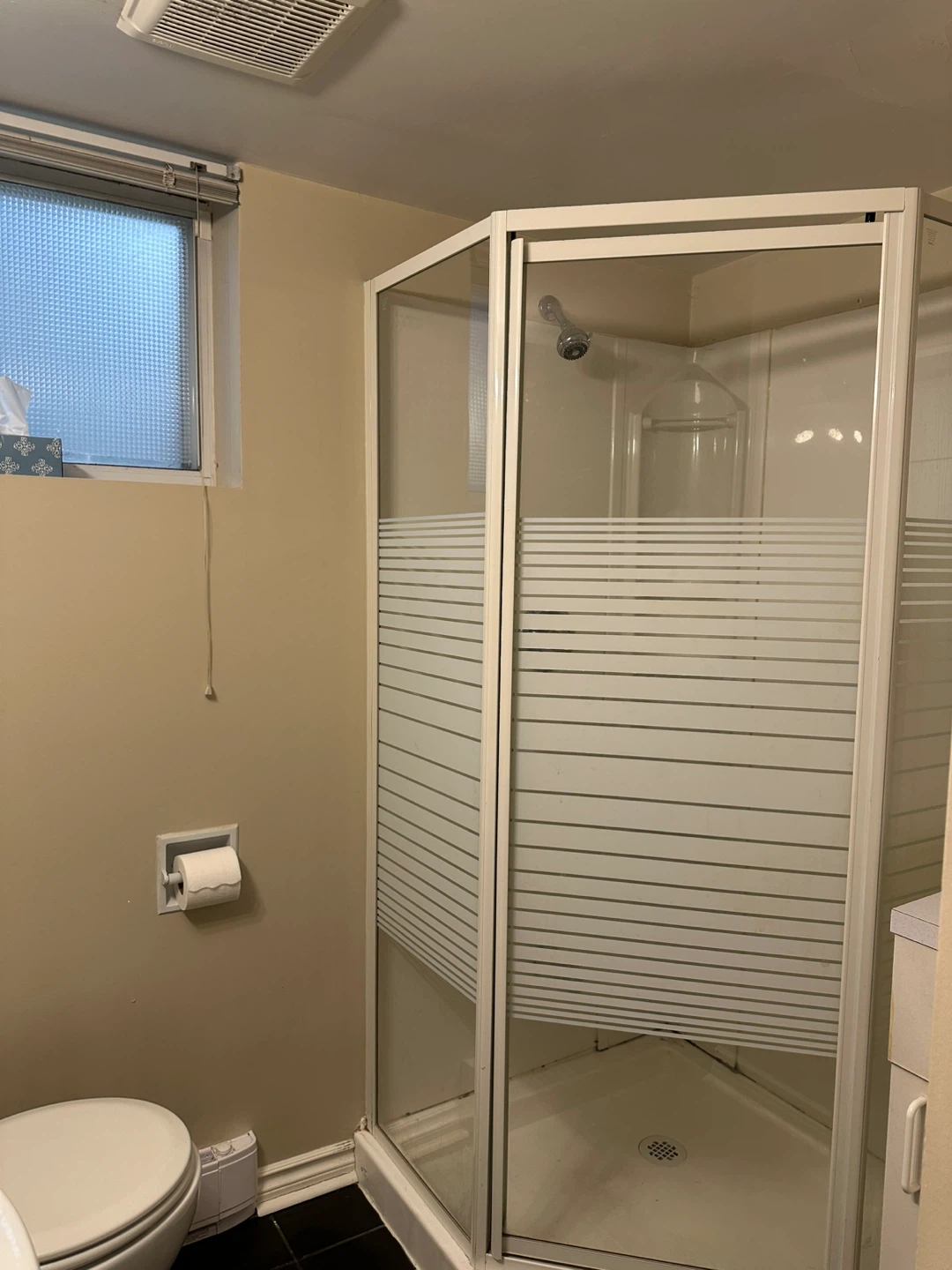 Basement apartment Bayview & St Clair - Leaside - photo 3