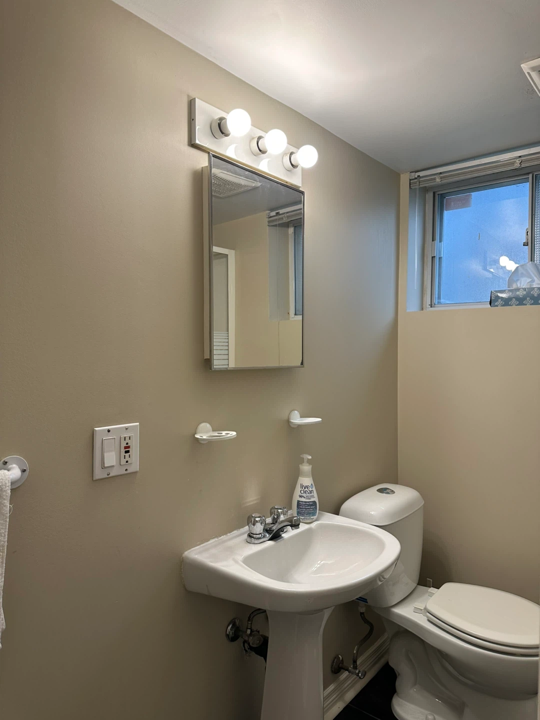 Basement apartment Bayview & St Clair - Leaside - photo 4