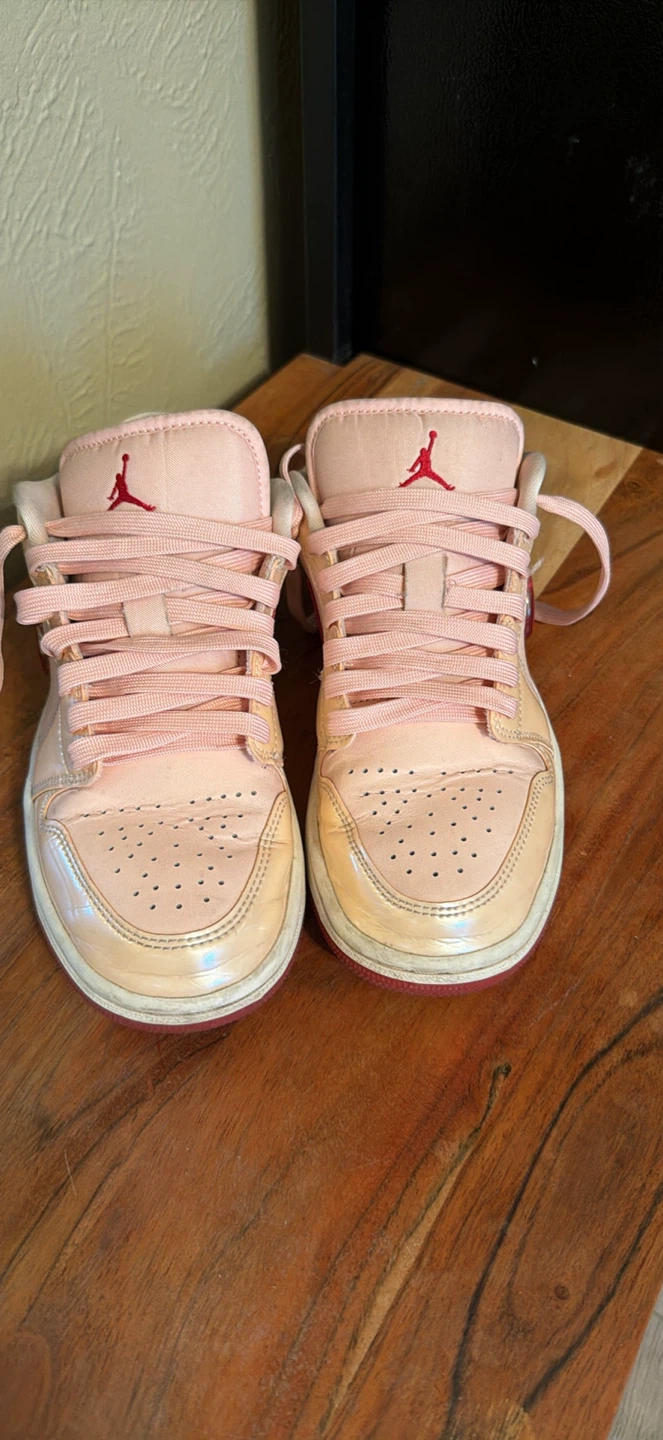 Women’s 6.5 Jordan 1 Low Sneakers