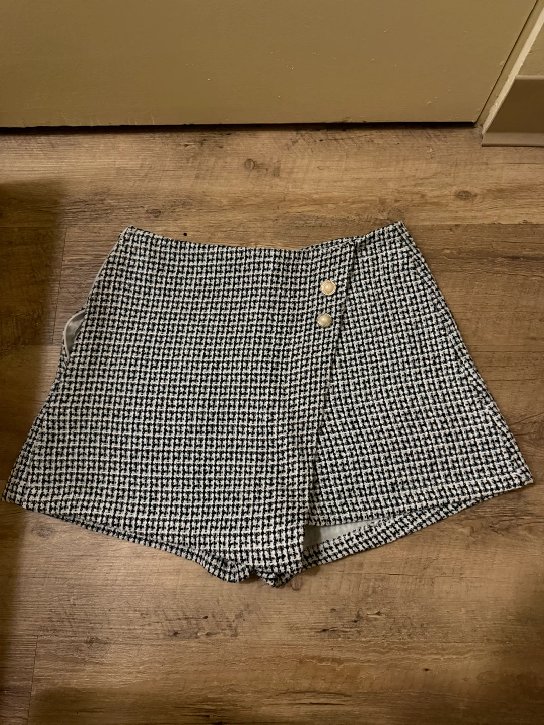 Black and white houndstooth skort