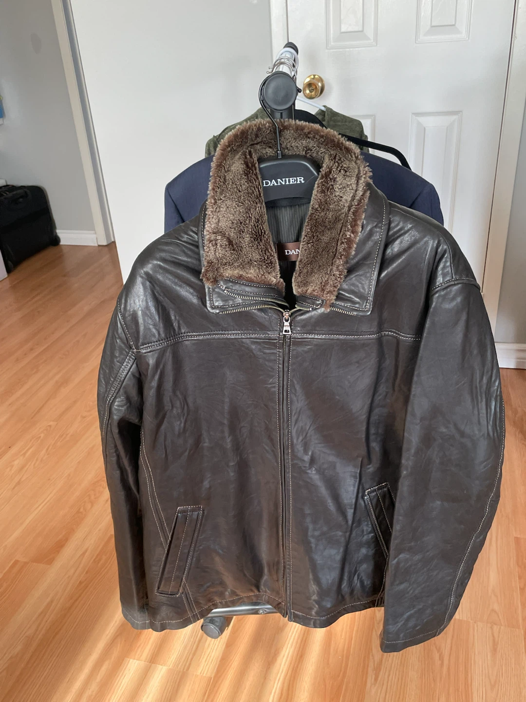 Danier Men's Leather Jacket with Faux Fur Collar - photo 2