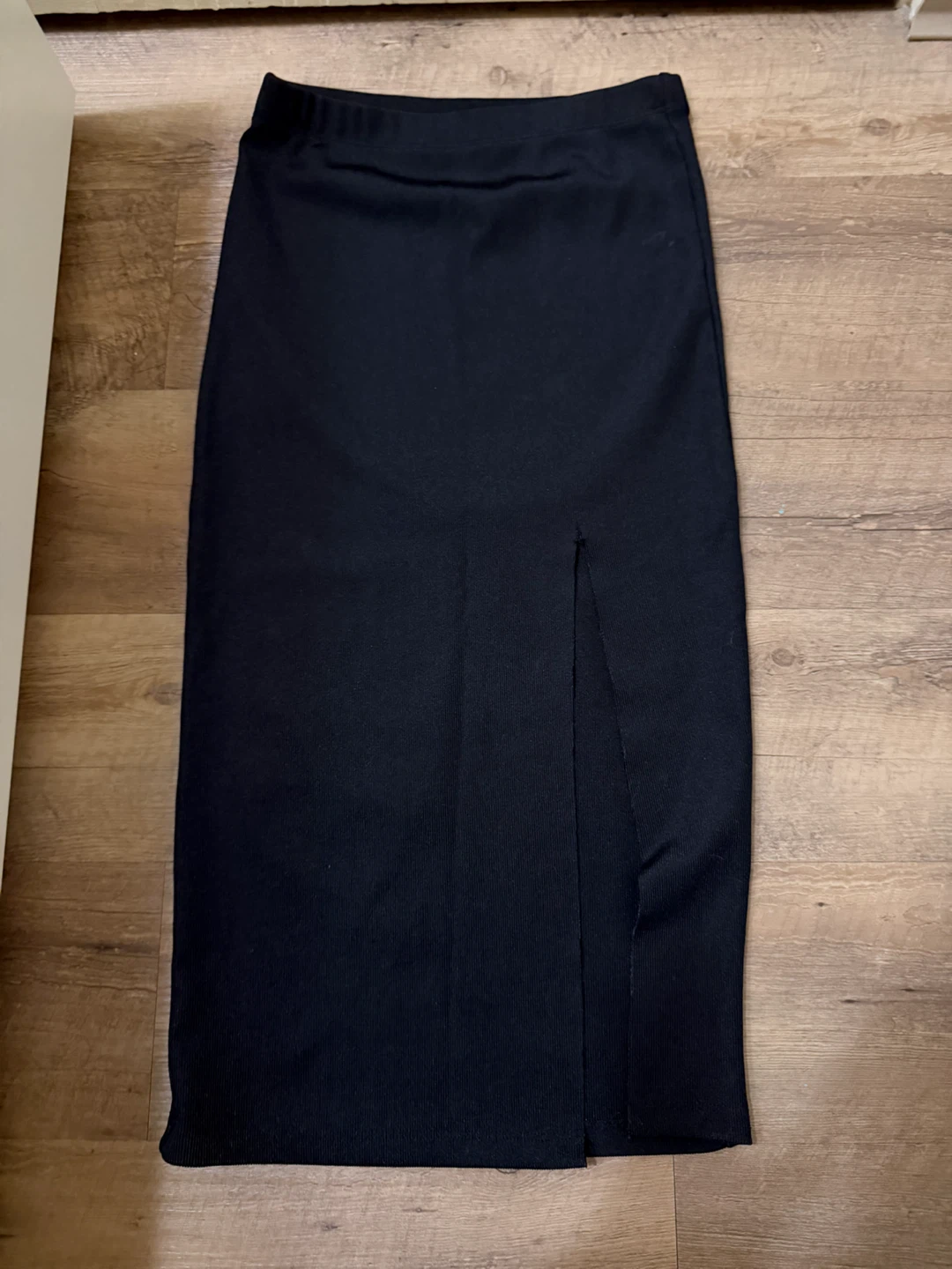 Black ribbed midi skirt with side slit