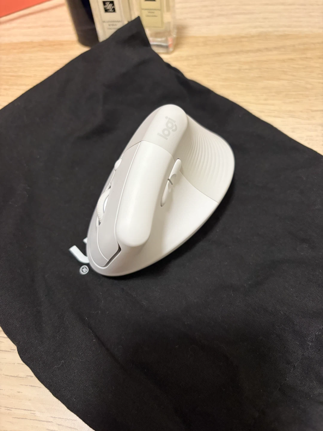 Logitech Lift Vertical Ergonomic Wireless Mouse Off-White - photo 2