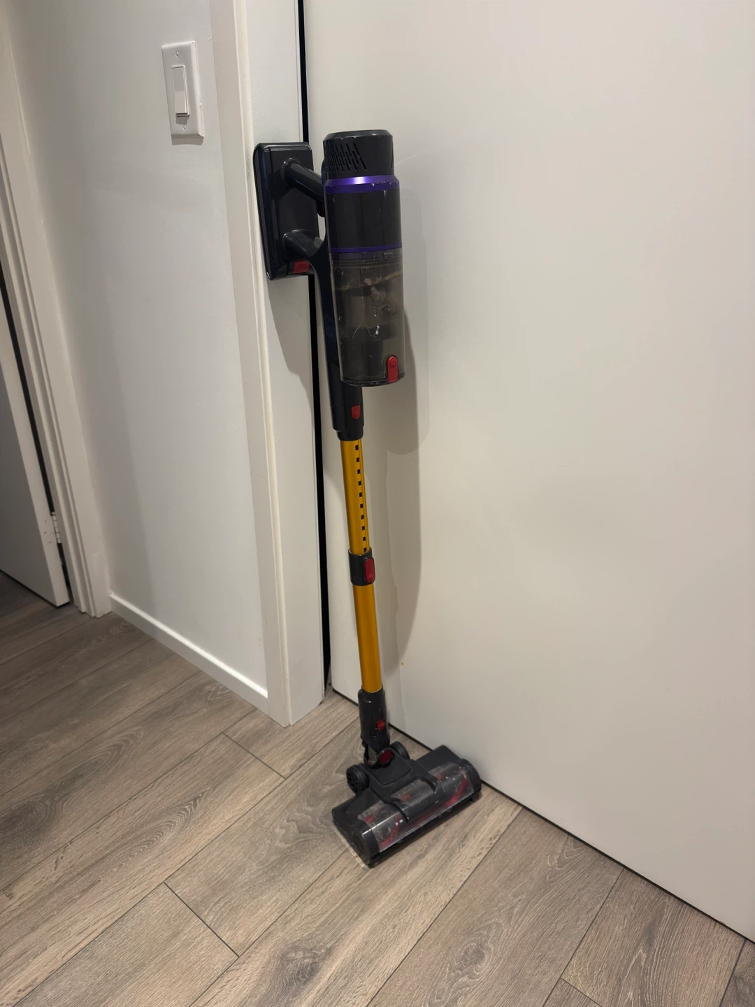 Cordless vaccuum with accessories and different heads