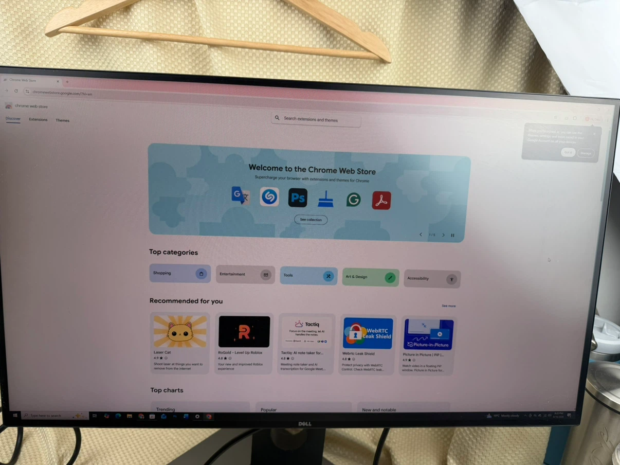 Dell U2717D 27-inch Monitor small scratch on screen