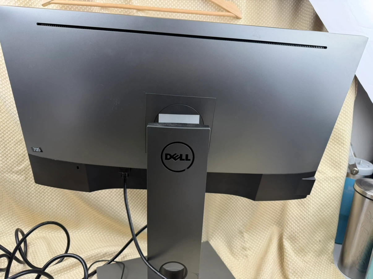 Dell U2717D 27-inch Monitor small scratch on screen - photo 3