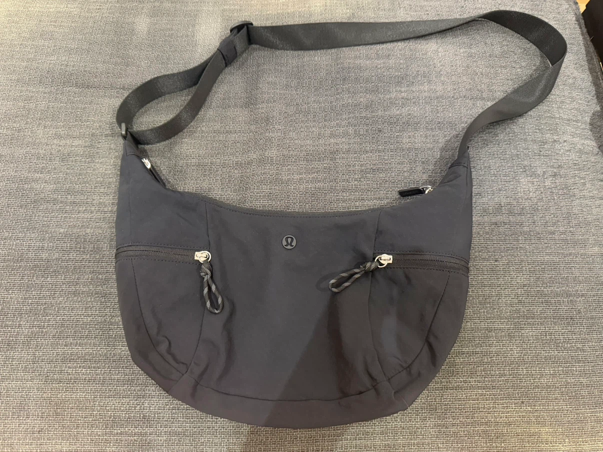 Lululemon Slouchy Sling Bag 6L - Black - photo 2