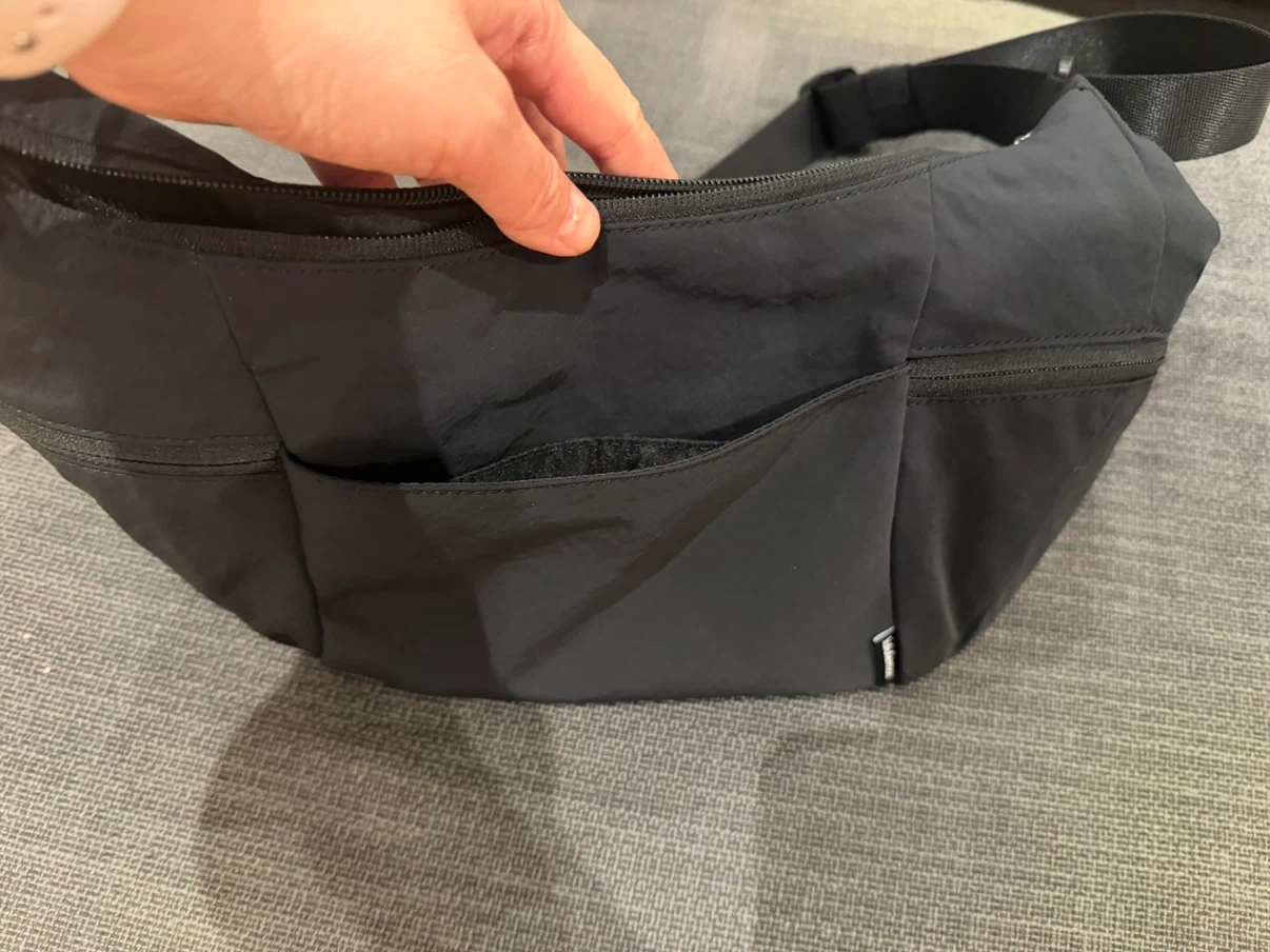 Lululemon Slouchy Sling Bag 6L - Black - photo 5