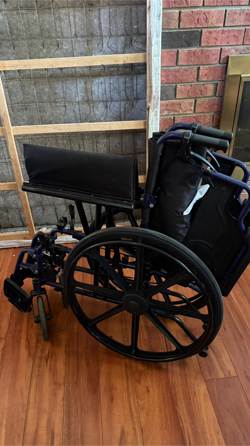 Blue folding wheelchair - photo 3