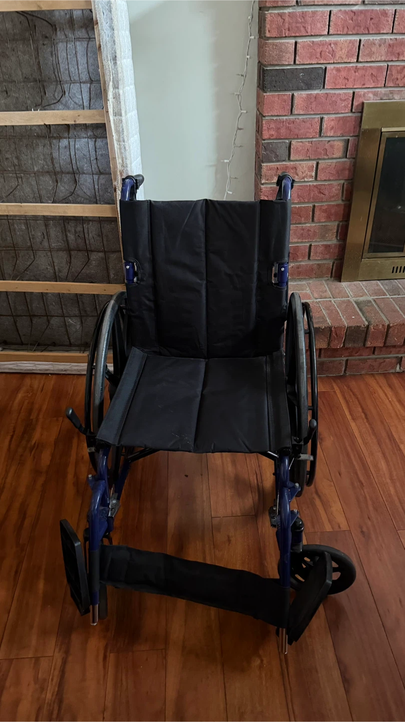 Blue folding wheelchair - photo 4