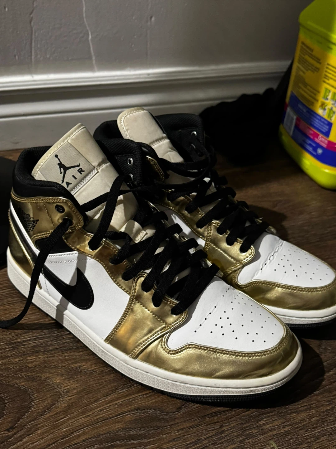 NIKE AIR JORDAN 1 Mid SE Size 11 Gold - photo 2