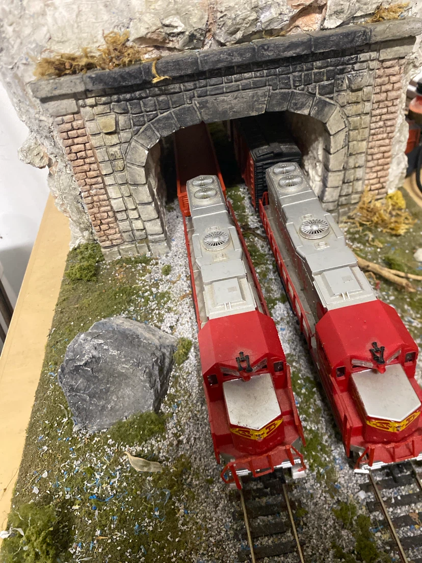 Model Train Diorama with Dual Locomotives HO - photo 2