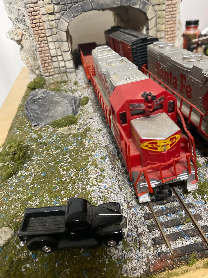 Model Train Diorama with Dual Locomotives HO - photo 4