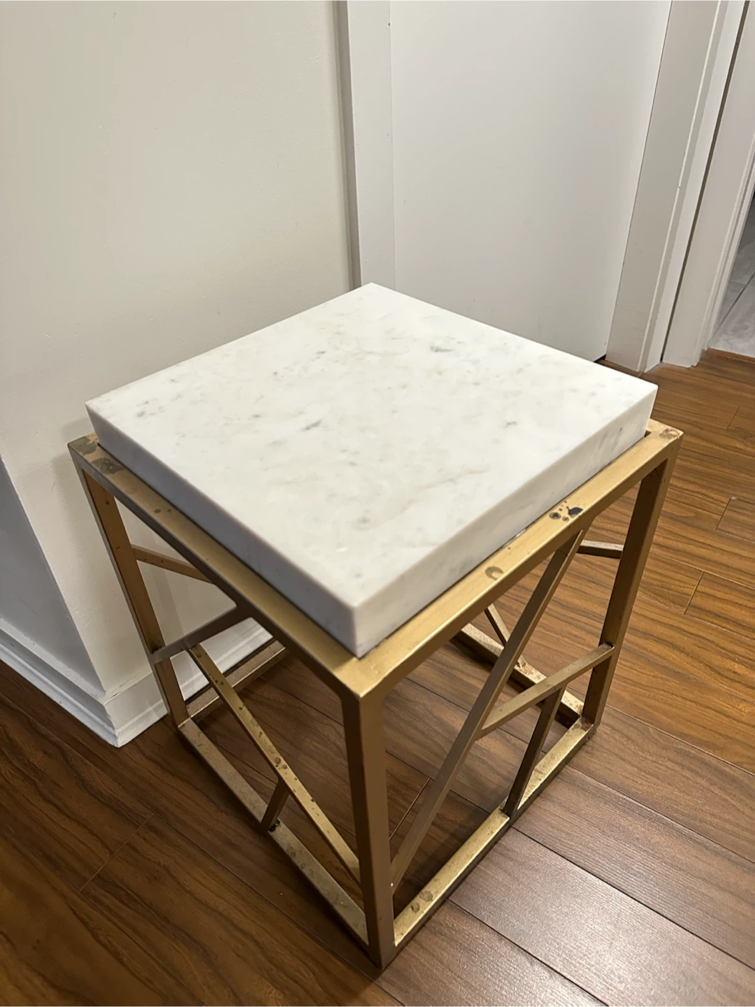 White Marble and Gold Metal Side Table - photo 3