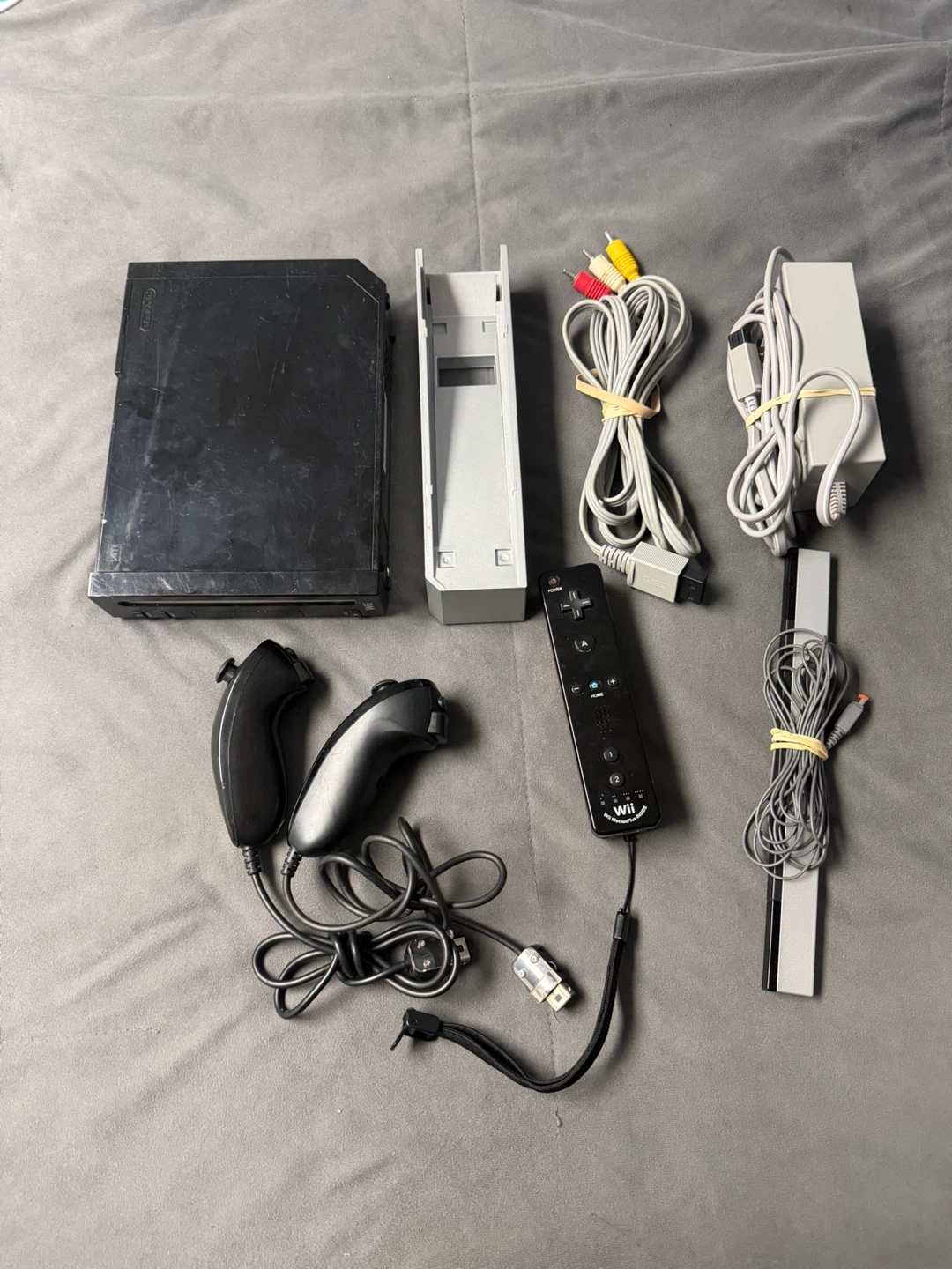 Nintendo Wii Console Bundle with Games and Controllers - photo 2