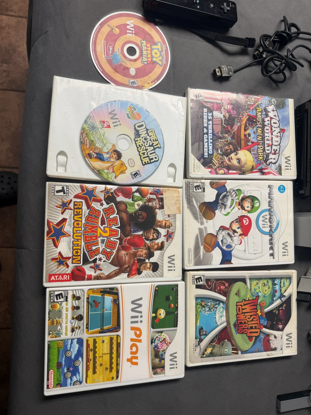 Nintendo Wii Console Bundle with Games and Controllers - photo 3