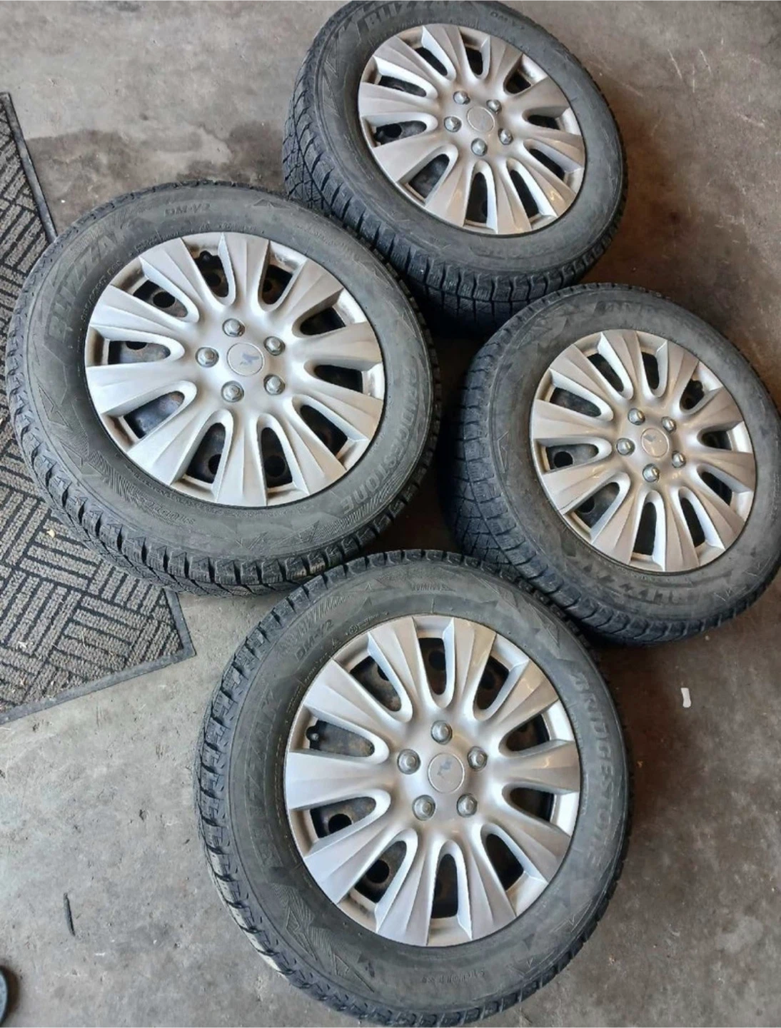 Set of 4 Bridgestone Blizzak DM V2 Winter Tires