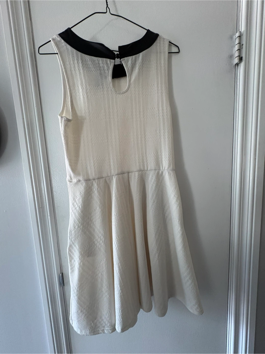 White sleeveless dress with black accents - photo 2