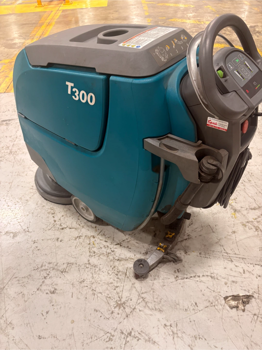 Tennant T300 Floor Scrubber - photo 3