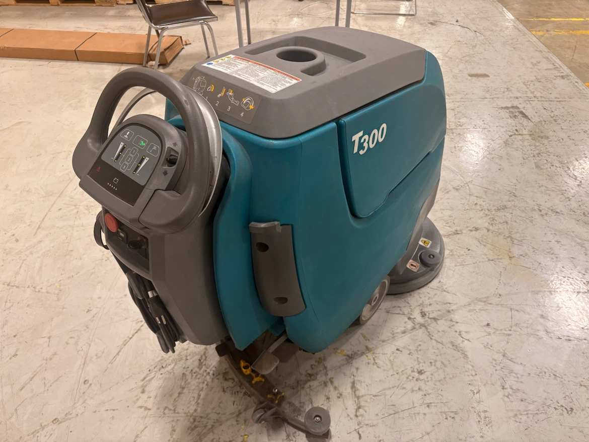 Tennant T300 Floor Scrubber - photo 5