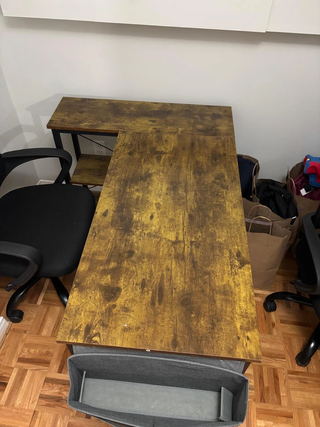 Desk - photo 2