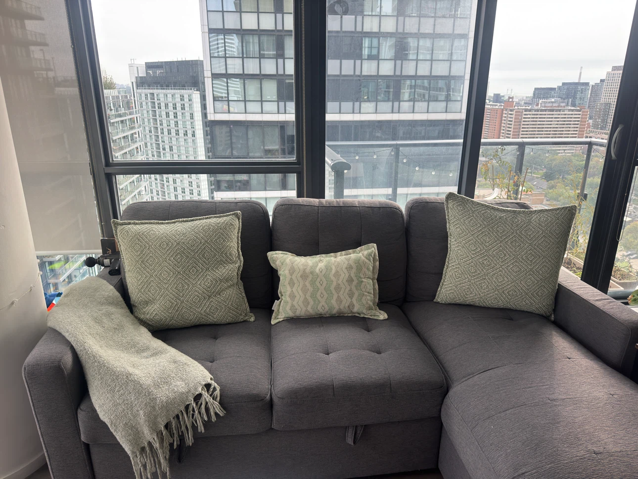Combo/ set of 3 Pillows and throw - photo 2