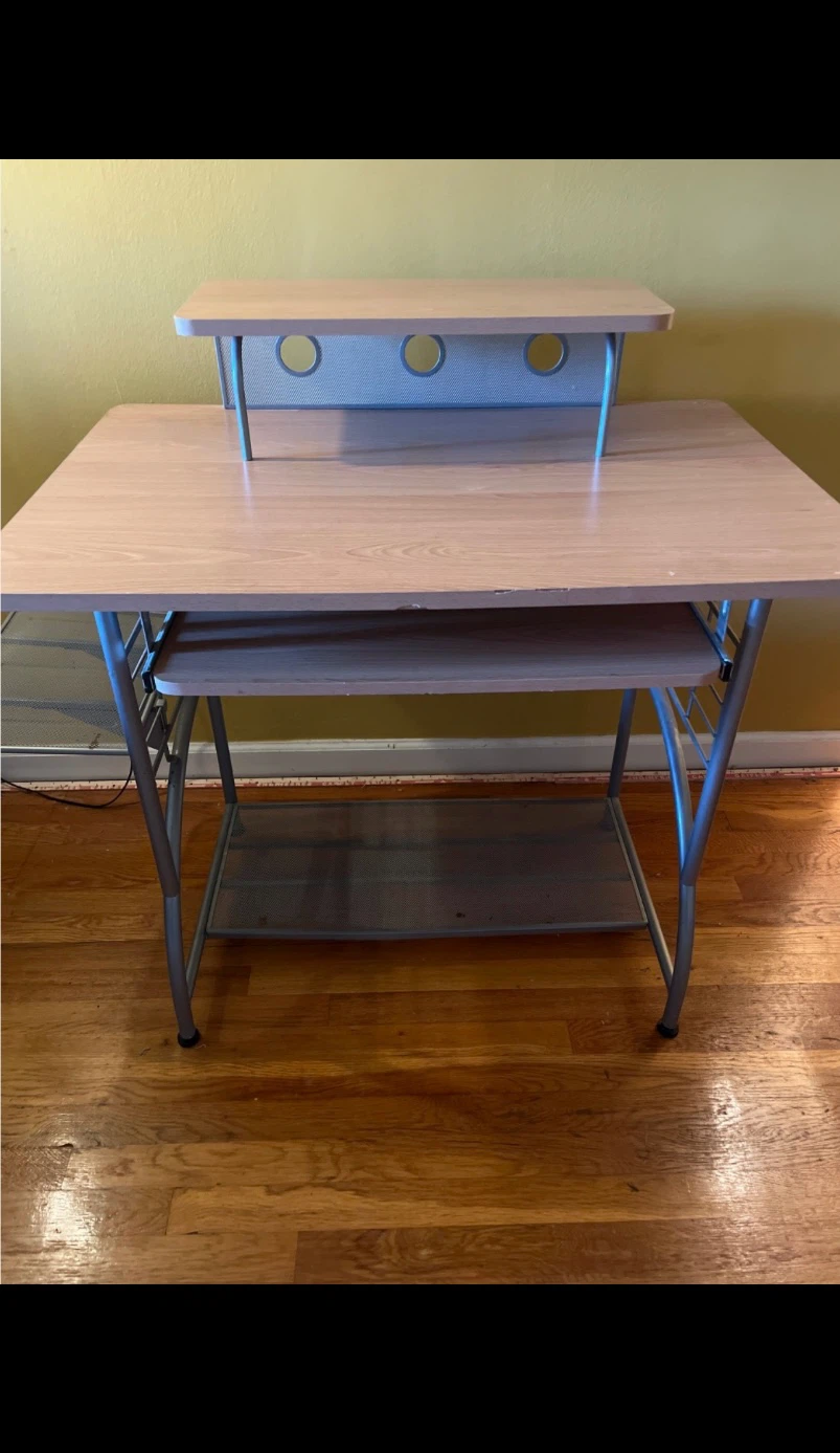Compact Computer Desk with Keyboard Tray