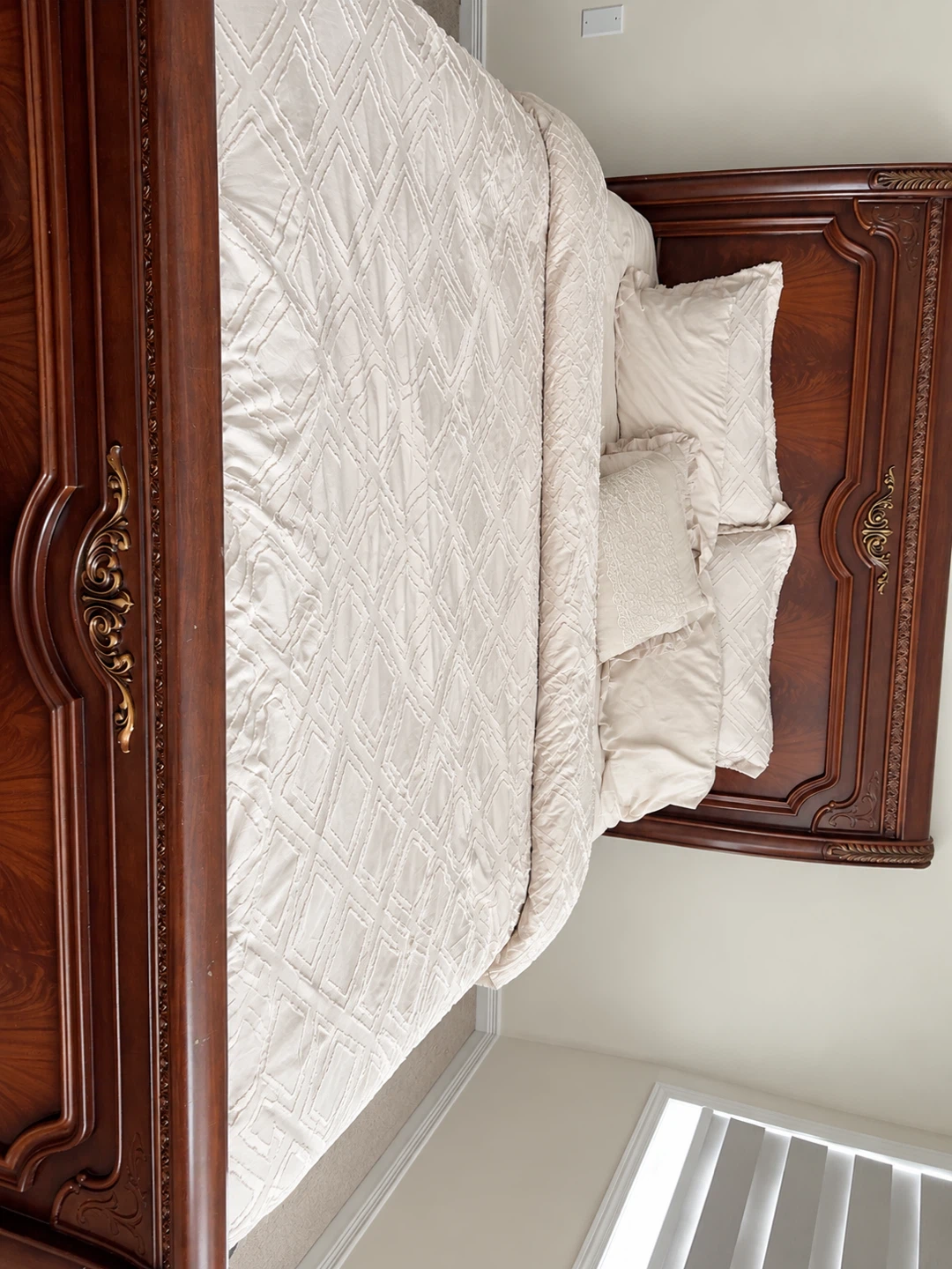 Traditional Cherry Wood queen Bedroom Set