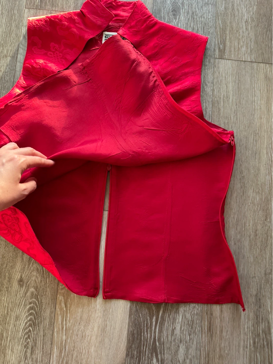 Vintage Canadian Sunde II Red Silk Sleeveless Top size 8 - photo 5