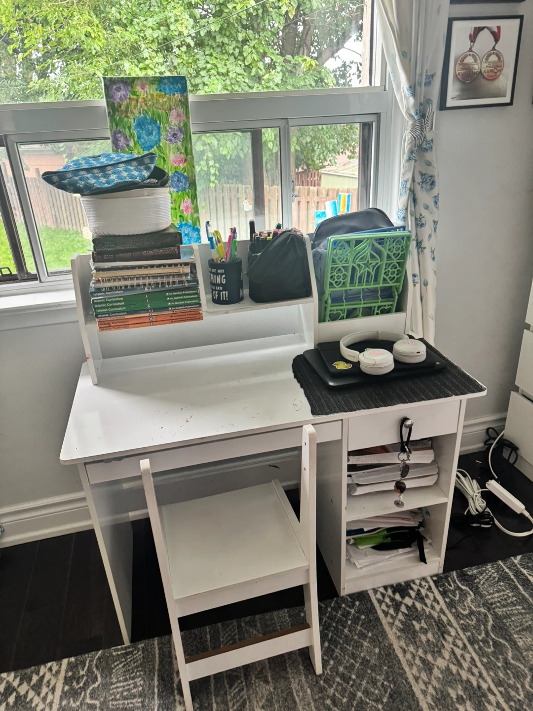 White Children's Desk and Chair Set - photo 3