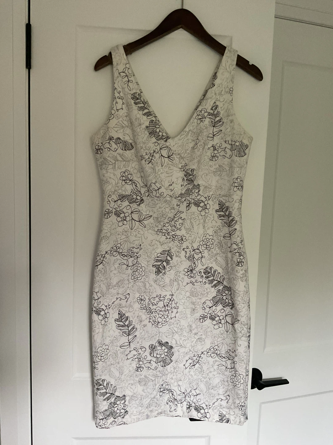 Melanie Lyne Black and white floral print sheath dress