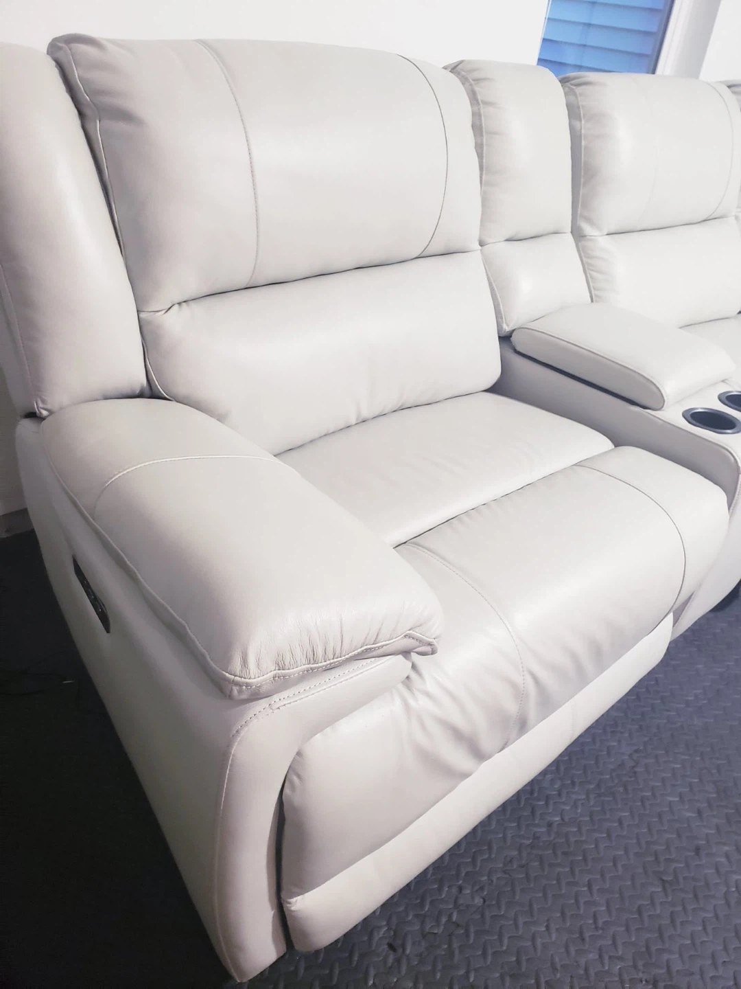 Like New  Reclining Sectional Sofa ( Free Delivery) - photo 3
