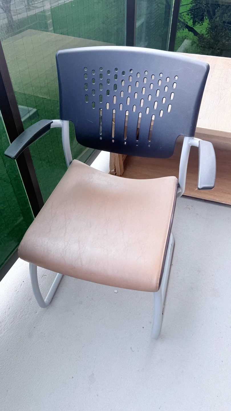 2 Office chair with beige seat - photo 2