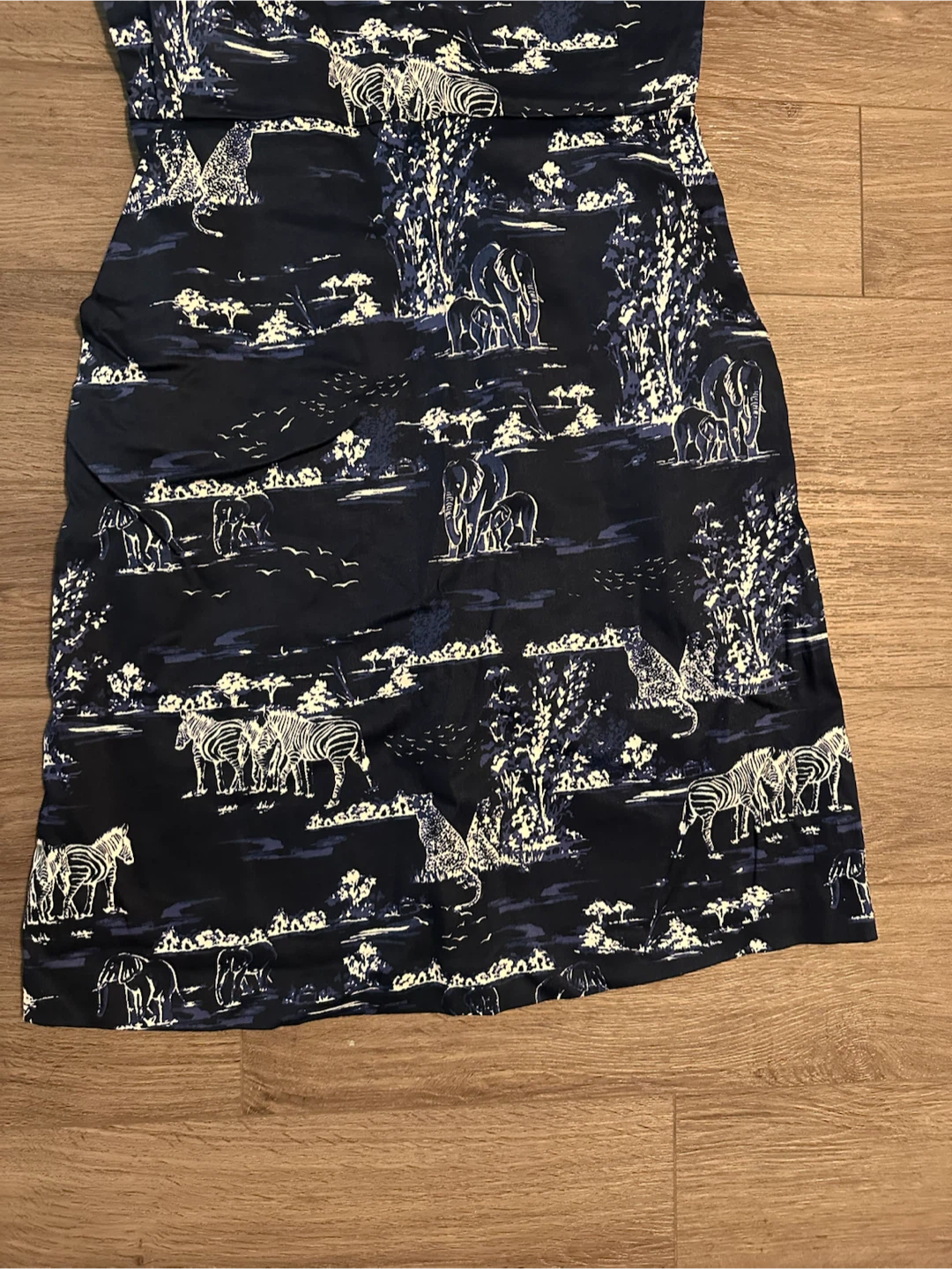 Sleeveless wildlife print sheath dress - photo 4