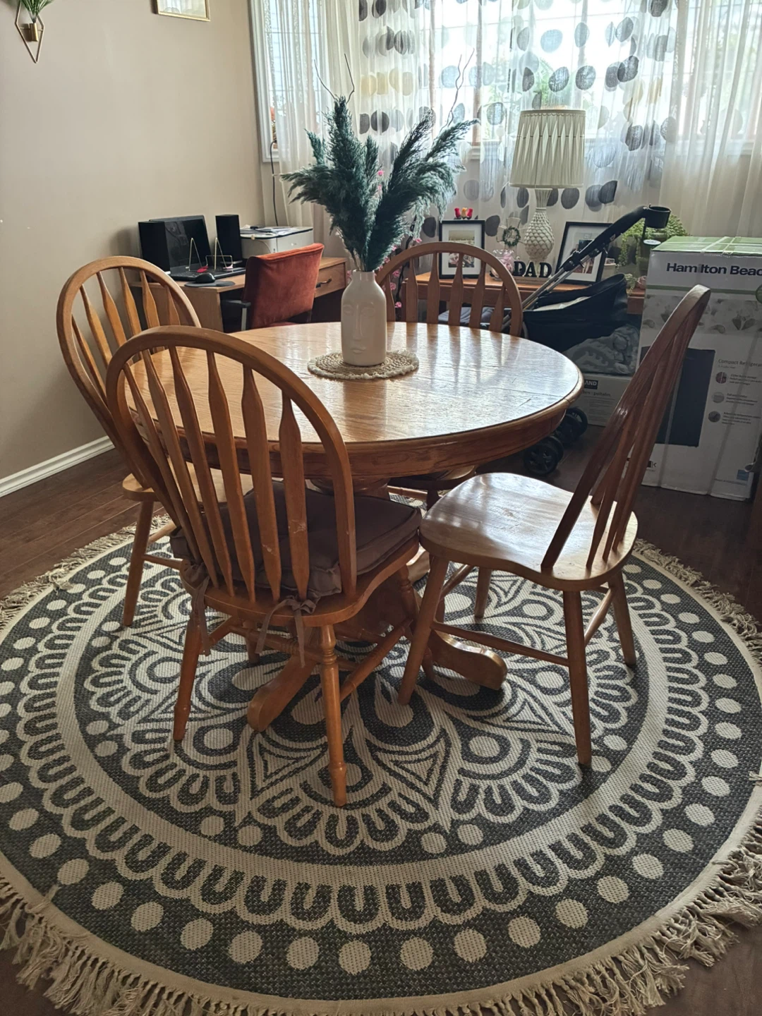 Round wooden dining table and 4 chairs - photo 2
