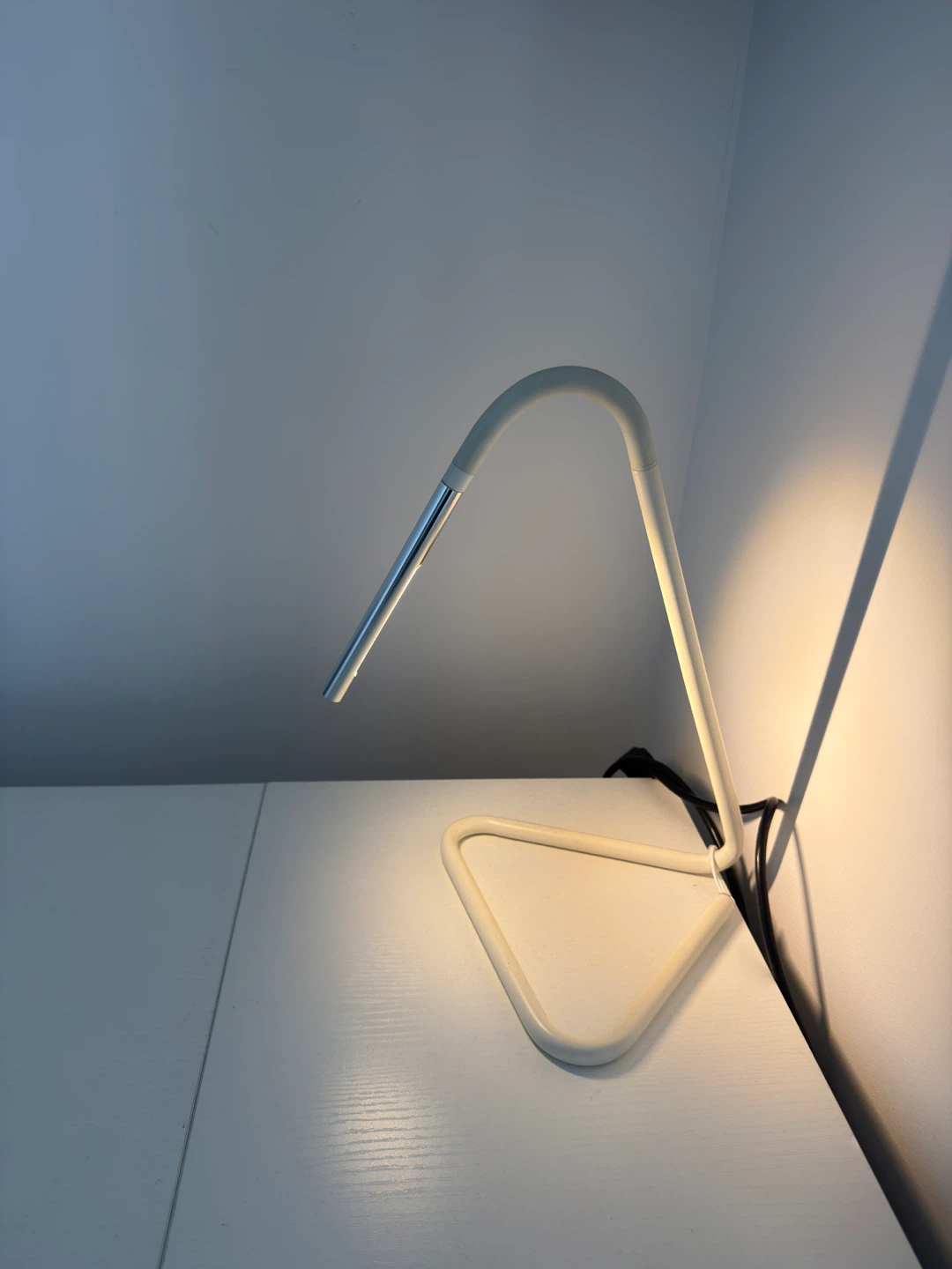 Minimalist Gooseneck LED Desk Lamp - photo 4