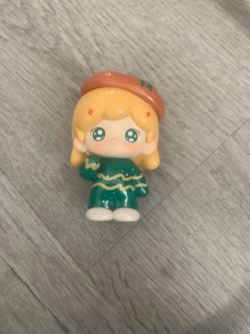 Pop mart figurine girl