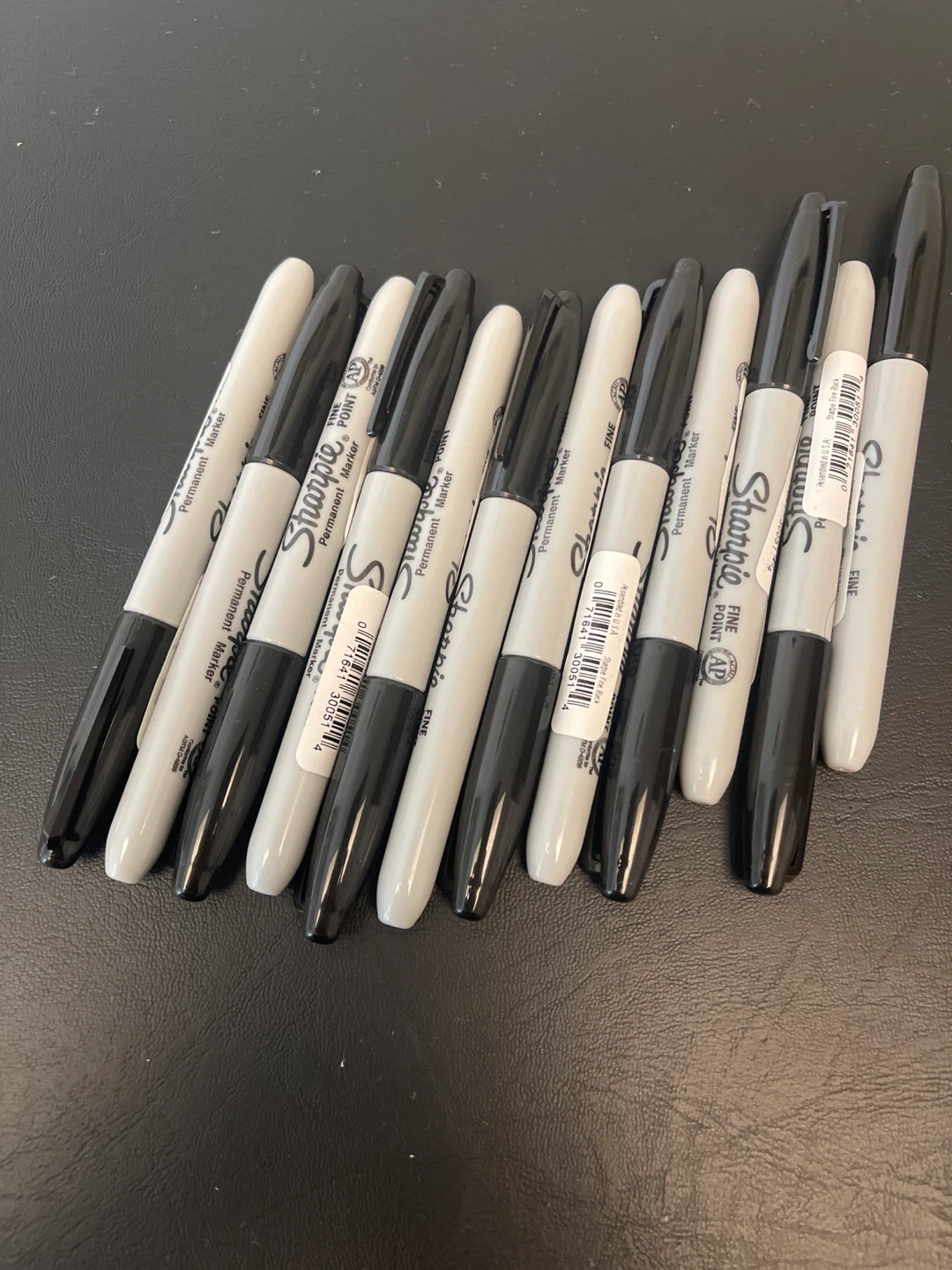 12 Sharpie Fine Point Permanent Markers