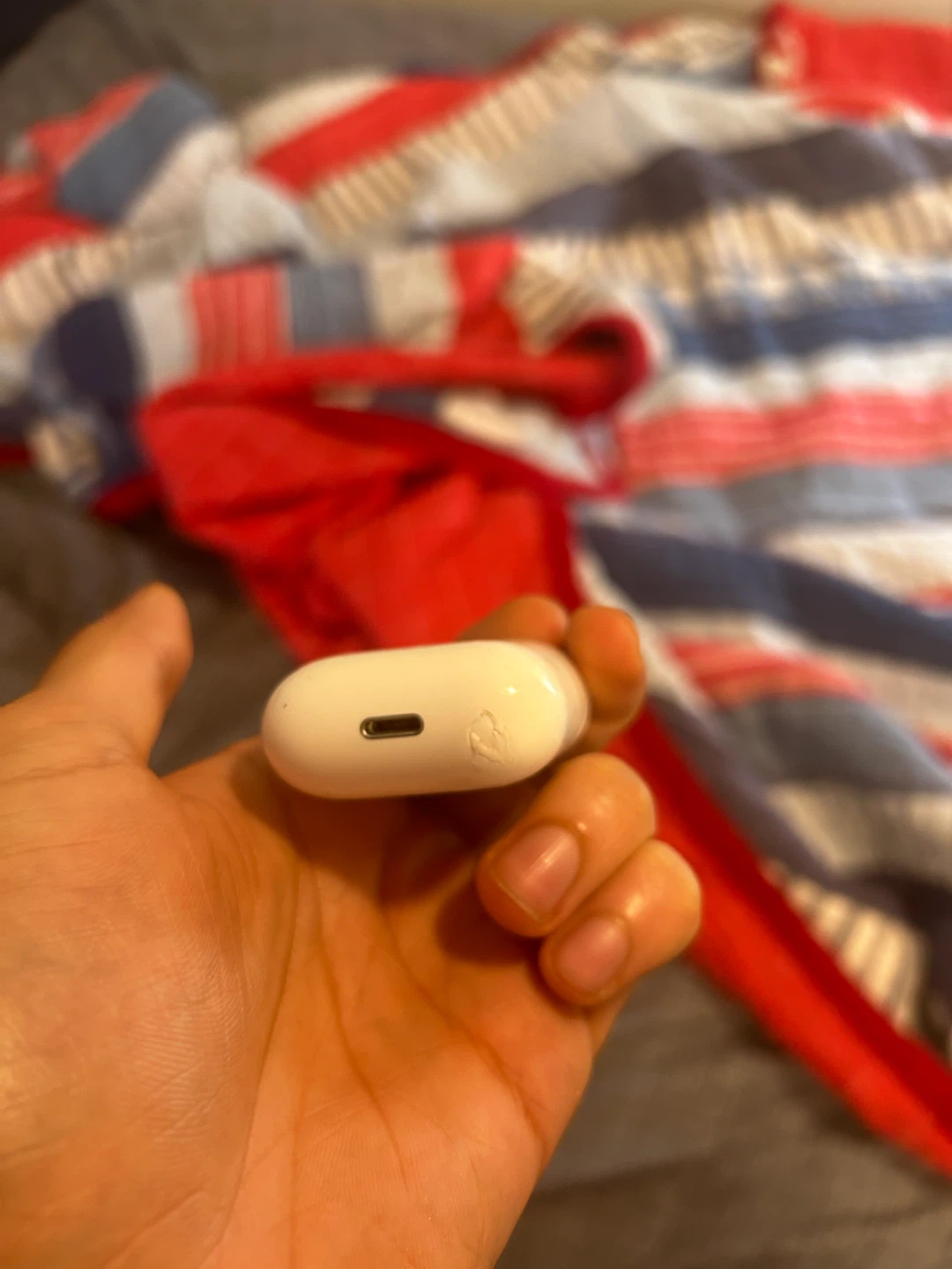 AirPods with Charging Case Right Side Doesn’t Work - photo 2