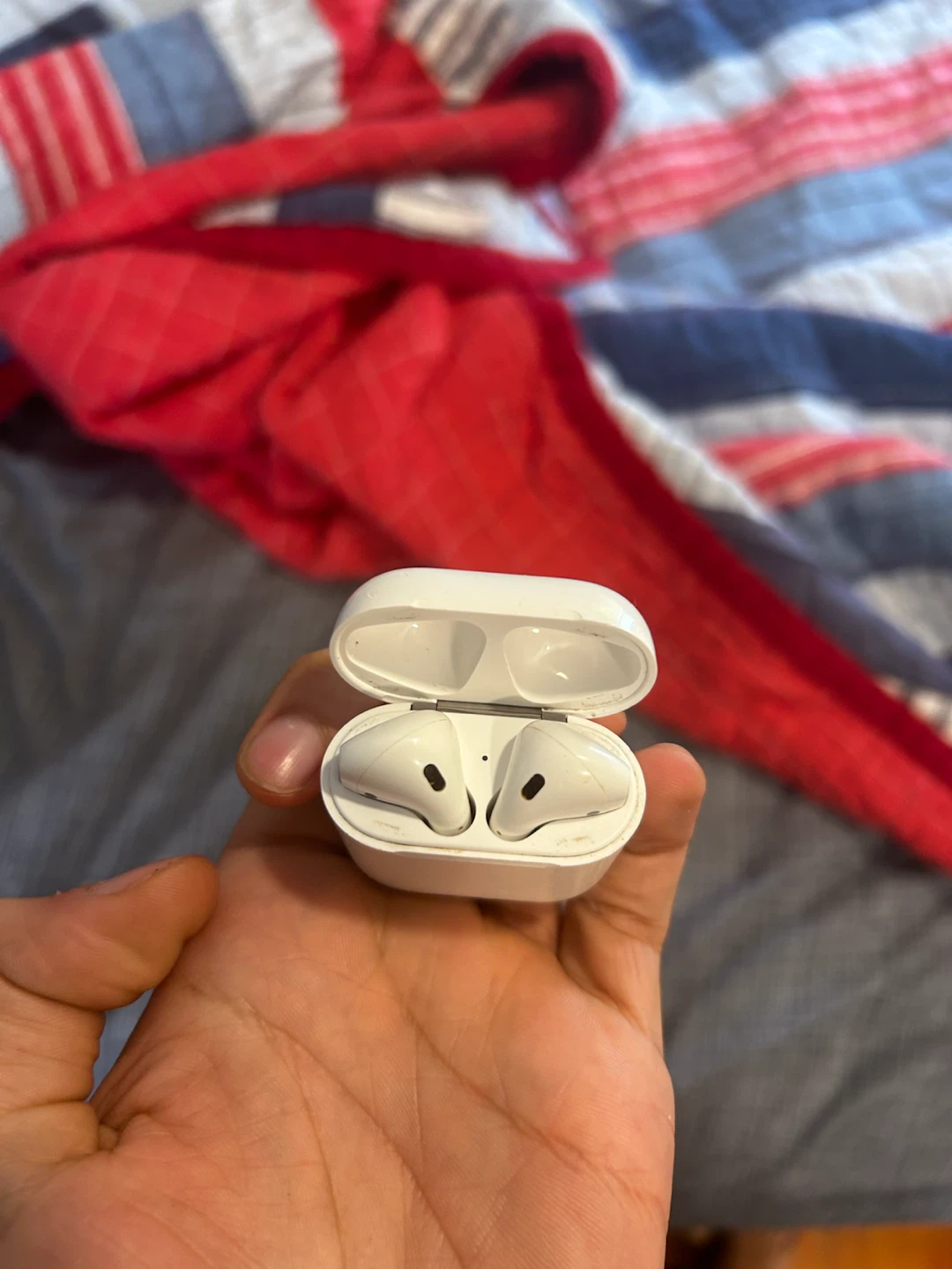 AirPods with Charging Case Right Side Doesn’t Work - photo 4