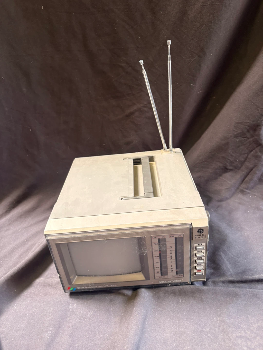 GE Spacemaker Portable Colour TV and FM/AM Radio - photo 2