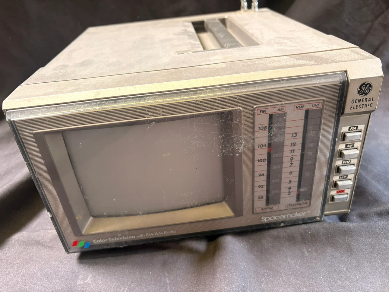 GE Spacemaker Portable Colour TV and FM/AM Radio - photo 3