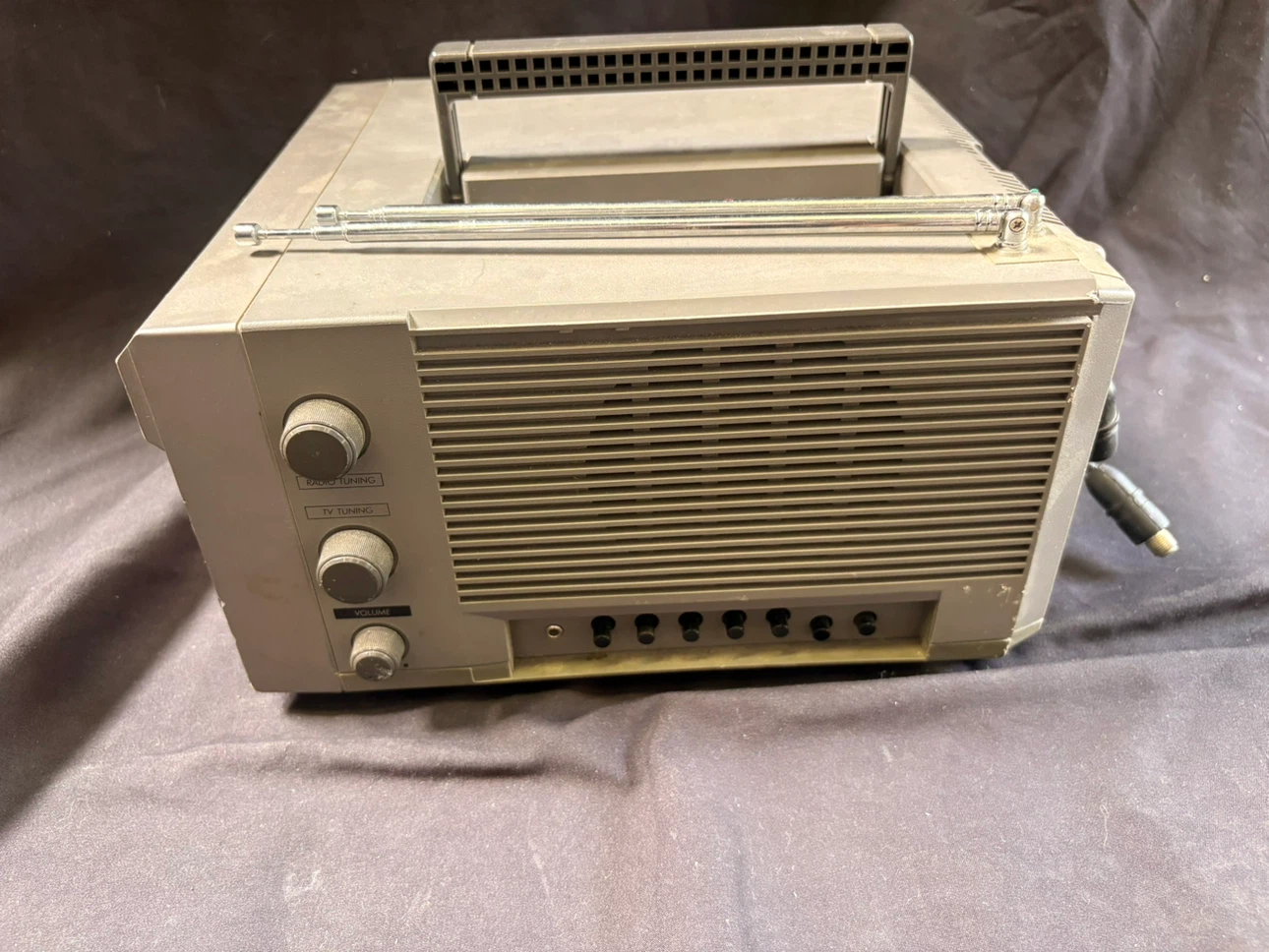 GE Spacemaker Portable Colour TV and FM/AM Radio - photo 4