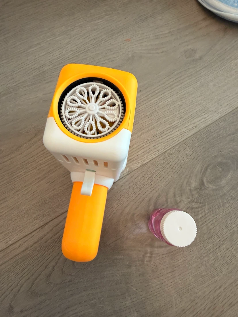 Three toy bubble and water blasters - photo 2