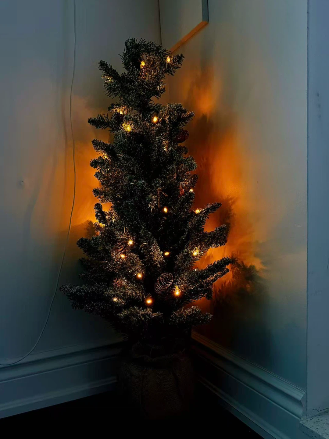 Pre-lit Flocked Tabletop Christmas Tree - photo 4