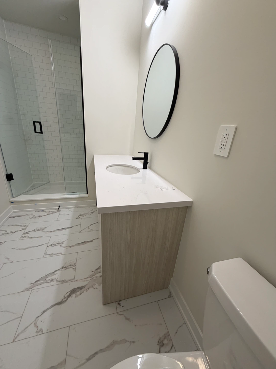 Brand new washroom vanity with Delta faucet and sink - photo 2