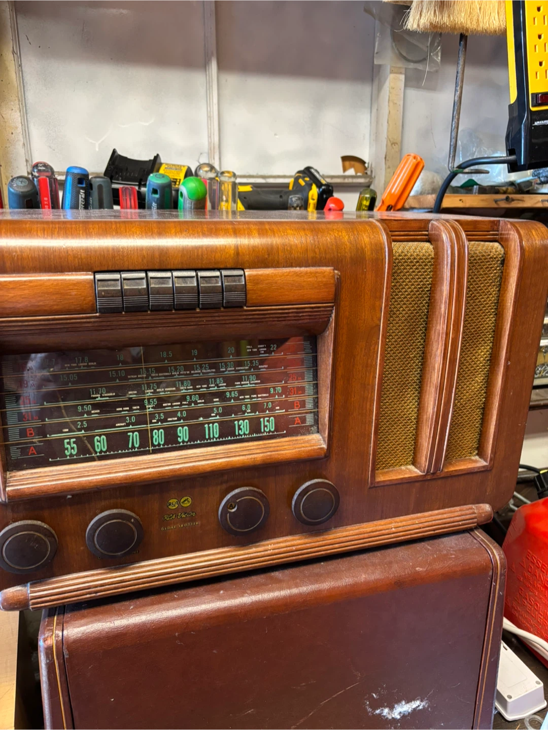 Vintage RCA Victor Globe Trotter Radio