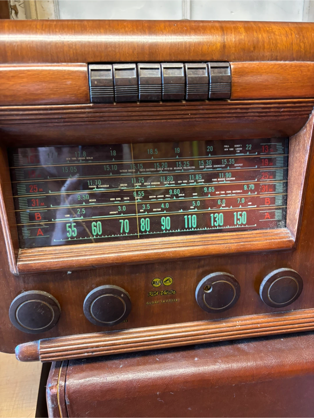 Vintage RCA Victor Globe Trotter Radio - photo 2