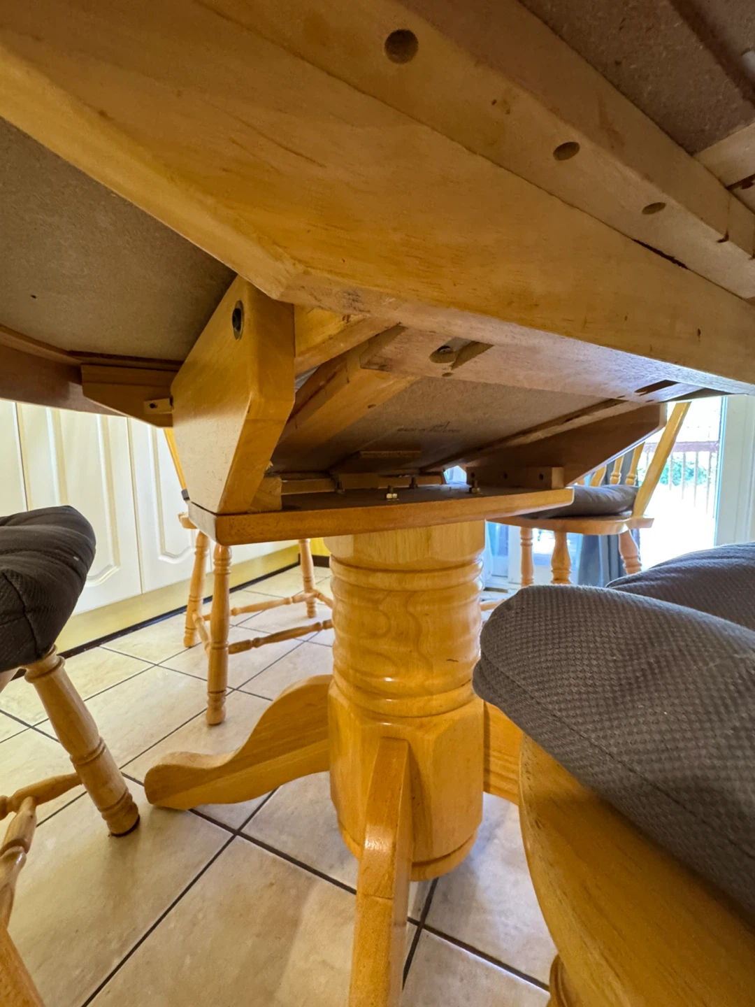 Expandable Round Oak Dining Table with 6 Chairs - photo 3